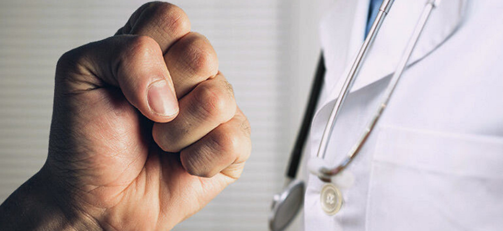 Insulti violenti e un pugno per minacciarlo: chiedeva di indossare la mascherina, medico aggredito